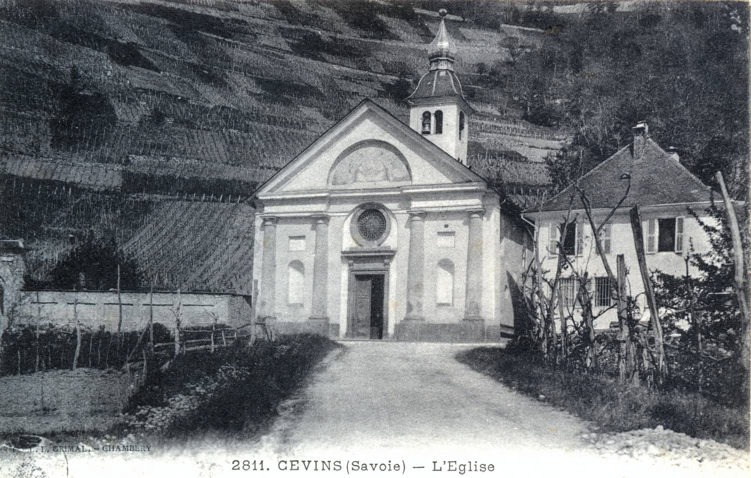 Le presbytère à droite de l'église